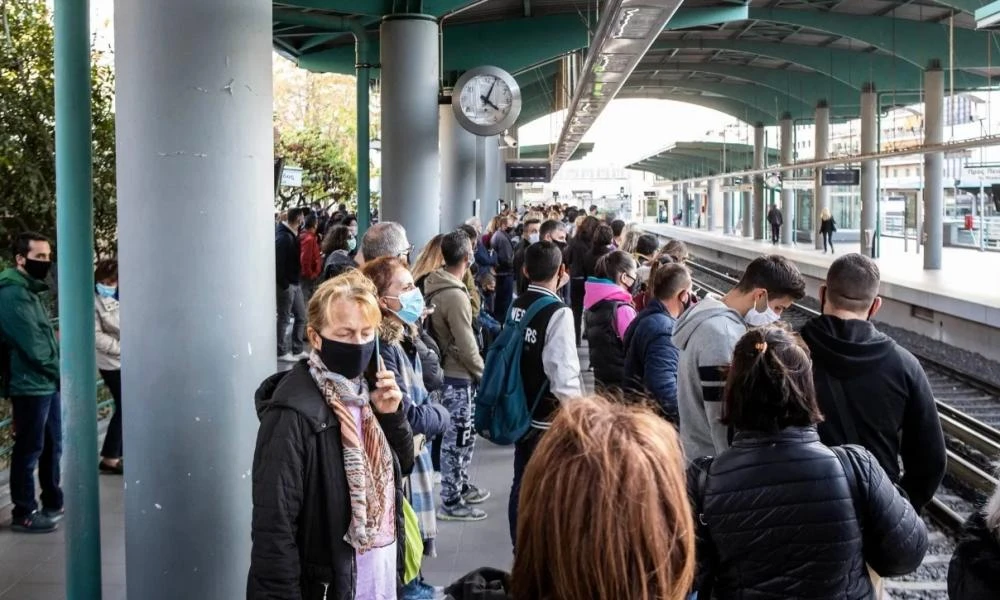 Προαστιακός: Συναγερμός στο Ξυλόκαστρο όταν ο συρμός άρχισε να βγάζει καπνούς (Εικόνες)